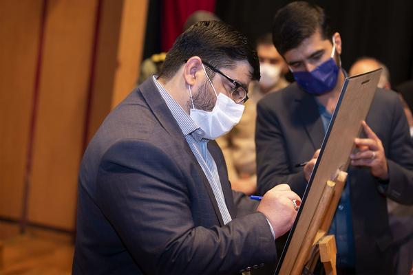 پزشکان، سربازان خط مقدم مبارزه با کرونا هستند.